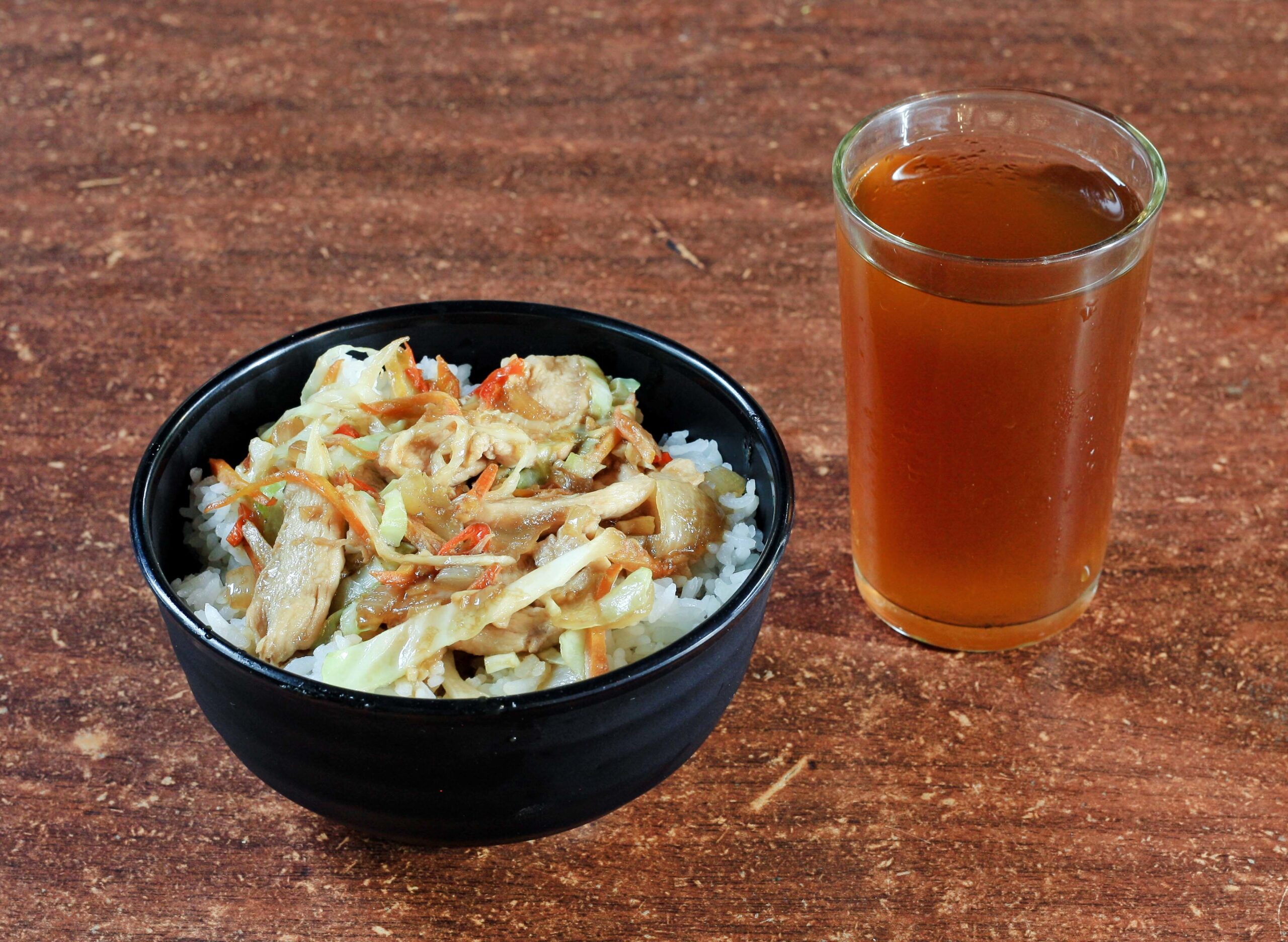 4839323spicy chicken rice bowl with drinks